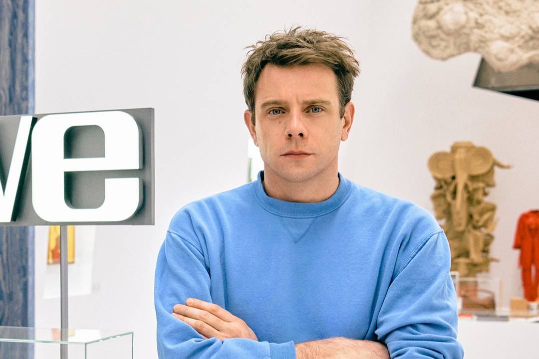 Jonathan Anderson, direttore creativo di Loewe e curatore della mostra “Crafted World”.