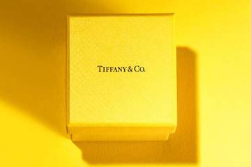 Tiffany’s siembra expectación presentando a un intenso amarillo como nuevo color corporativo