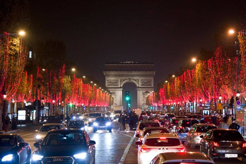Karl Lagerfeld y Chanel iluminan de rojo los Campos Elíseos