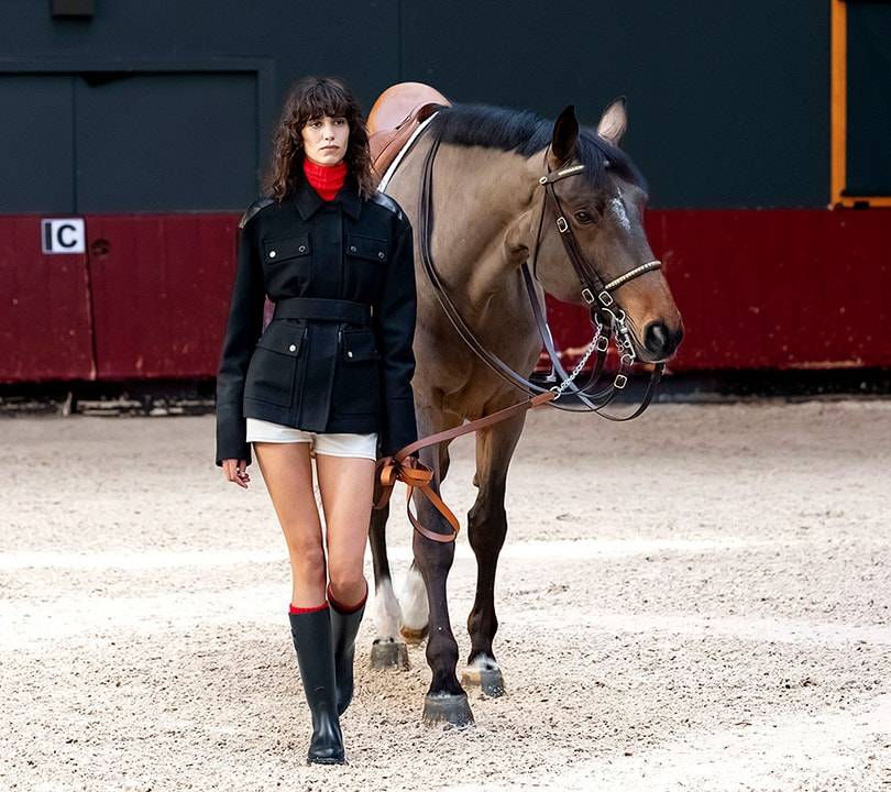 Longchamp presenta una colección “ecuestre” inspirada en la obra del interiorista Pierre Paulin