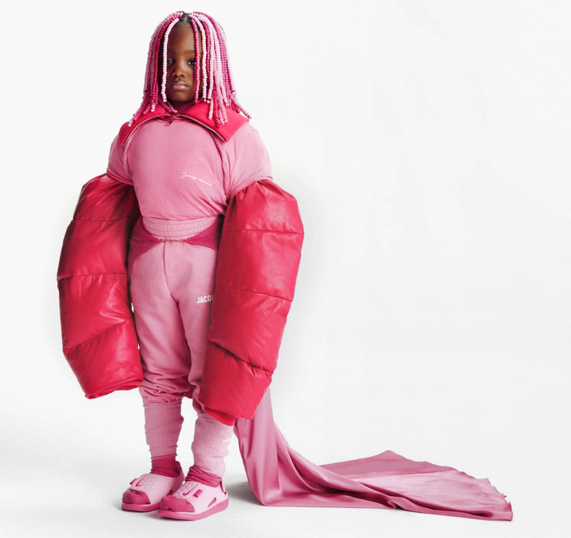 In beeld: Jacquemus duikt in kinderkleding met Pink Holiday Capsule