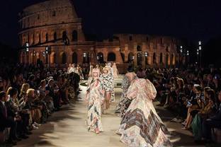 Fendi homenajea a Lagerfeld con un desfile en el corazón de Roma