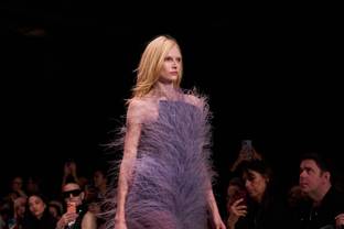 Stella McCartney usa en su desfile una alternativa vegetal a las plumas