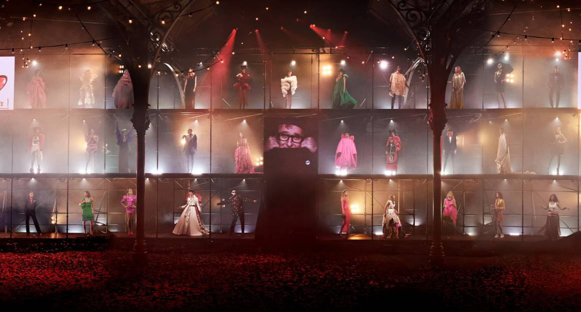 Finale van het eerbetoon aan Alber Elbaz, beeld via AZ Factory