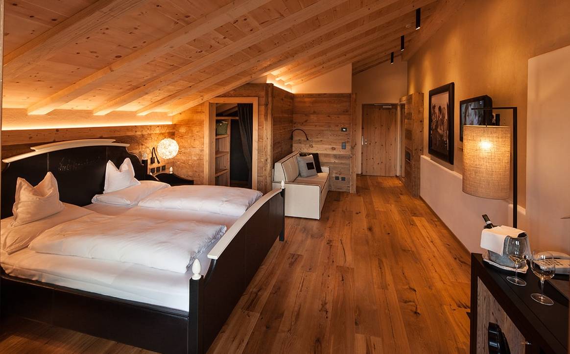 Bild: Luis-Trenker-Suite im Biohotel Tirler auf der
Seiser Alm, wo der Filmemacher Trenker Szenen aus seinem Film „Der
verlorene Sohn“ (1934) drehte