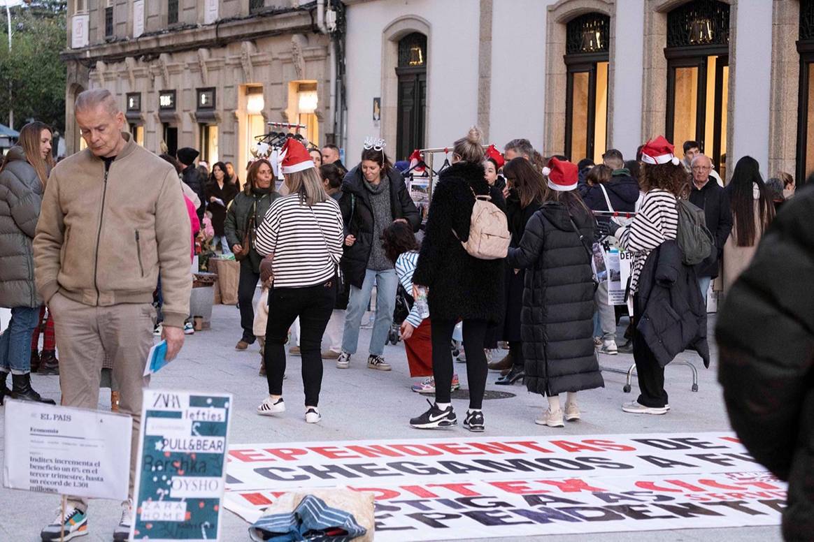 Photo Credits: Acción reivindicativa en La Coruña (Galicia) de las dependientas y de los trabajadores en tienda de Inditex este sábado 17 de diciembre de 2022. CIG, página oficial.