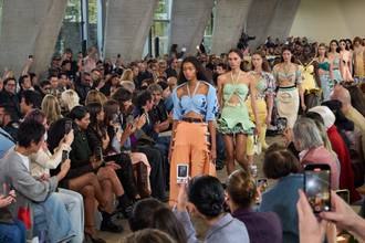 Rabanne presenta en París una colección con aires de playa