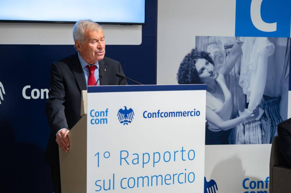 Carlo Sangalli, ieri, a Roma, durante la presentazione del Primo rapporto sul commercio