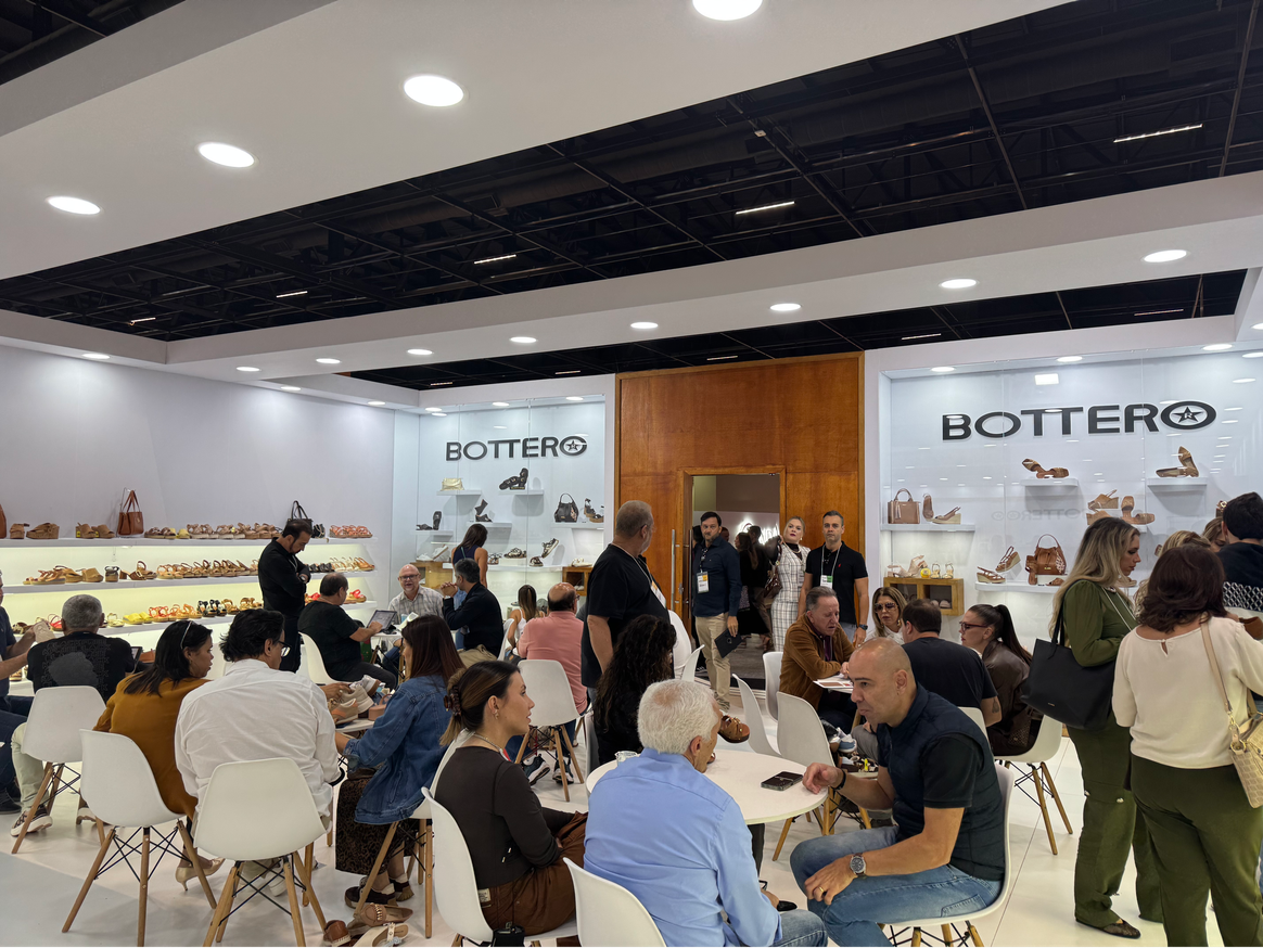 Gente haciendo negocios en el stand de Bottero.