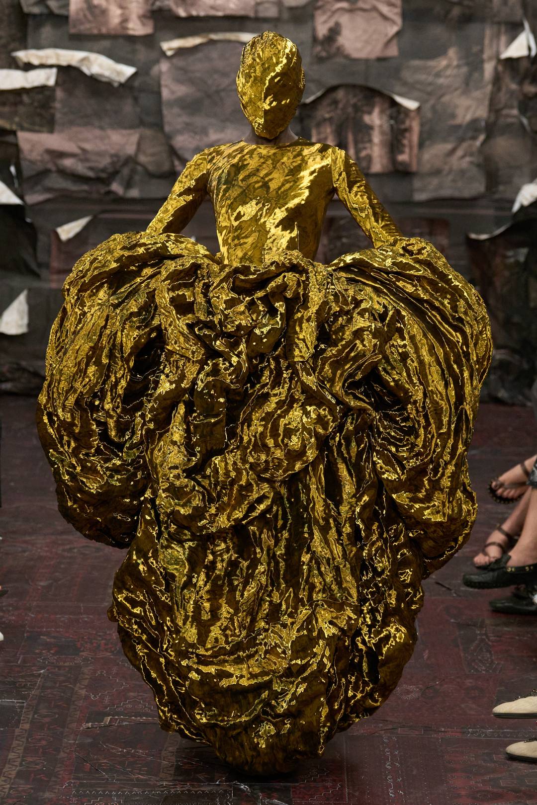 Look 10: abito con gonna drappeggiata a forma di cuore in tessuto dorato e tessuto con fili metallici.