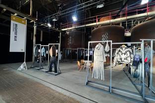 Jean School viert tienjarig bestaan met denim design tentoonstelling