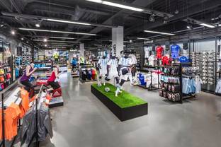 Продажи Adidas в России и СНГ сократились на 2 процента