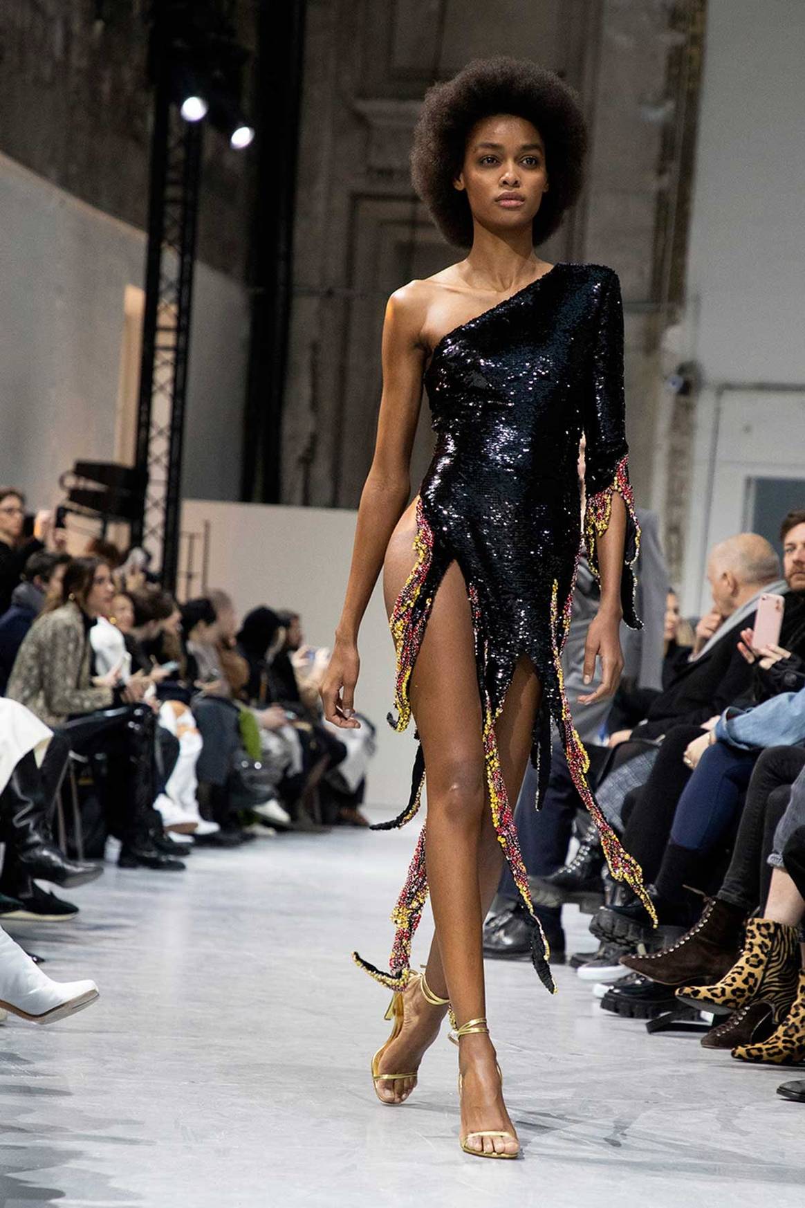 Pour son défilé haute couture, Alexandre Vauthier collabore avec Swarovski