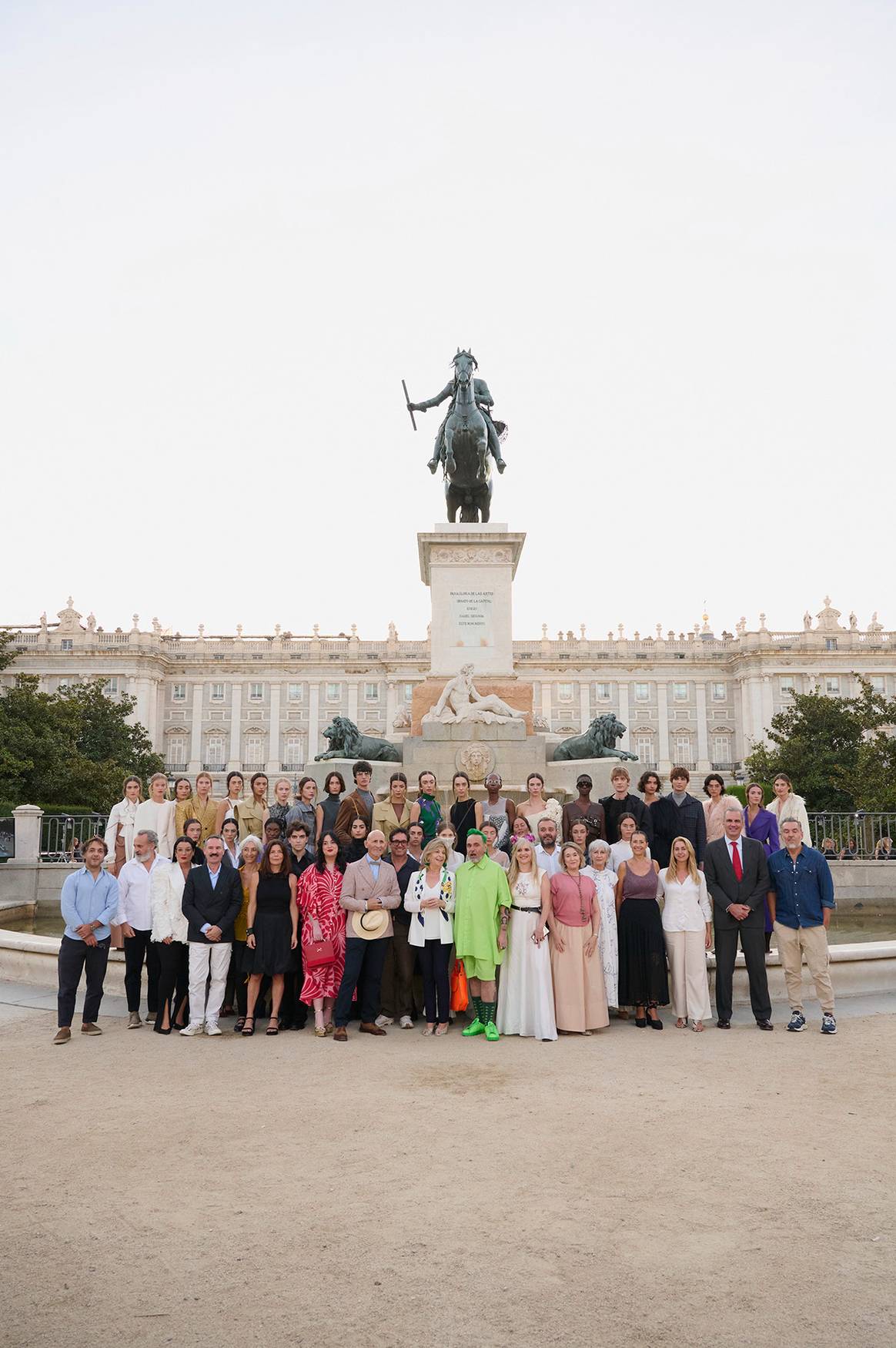 Fotografía institucional de grupo del desfile inaugural de Madrid es Moda en la plaza de Oriente de Madrid, el sábado 13 de septiembre de 2025.