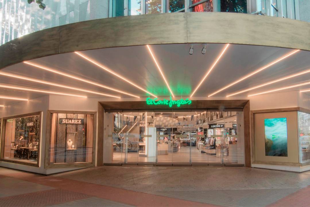 Exterior del centro comercial de El Corte Inglés de la Gran Vía de Bilbao, Vizcaya (España).