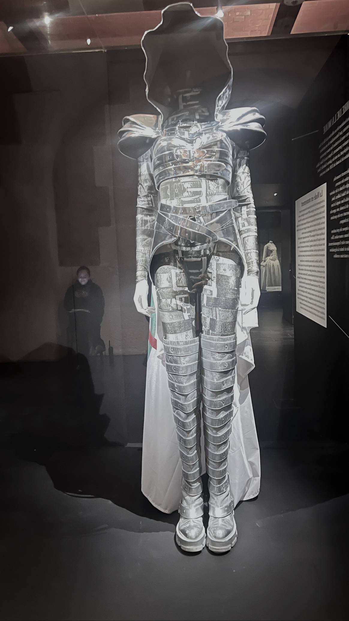 Tenue Jeanne Friot au Palais Galliera