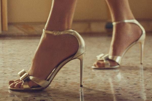 Ferragamo presenta l'iconico fiocco Vara nella sua collezione SS26