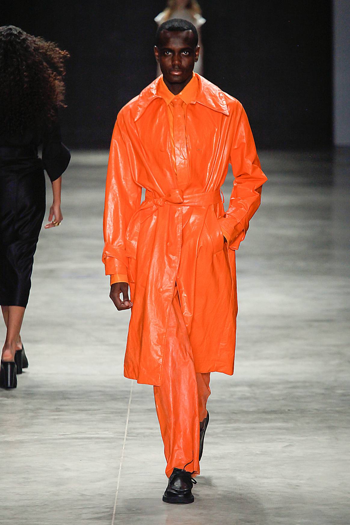 Look total en naranja neón en Normando