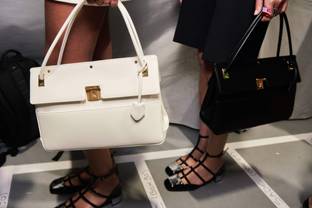 Drei verspielte Taschentrends der Damenmode Frühjahr/Sommer 2022