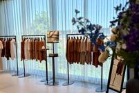 Trench Agency’s blik op SS26: Kust invloeden, kleur en comfort voor de moderne klant