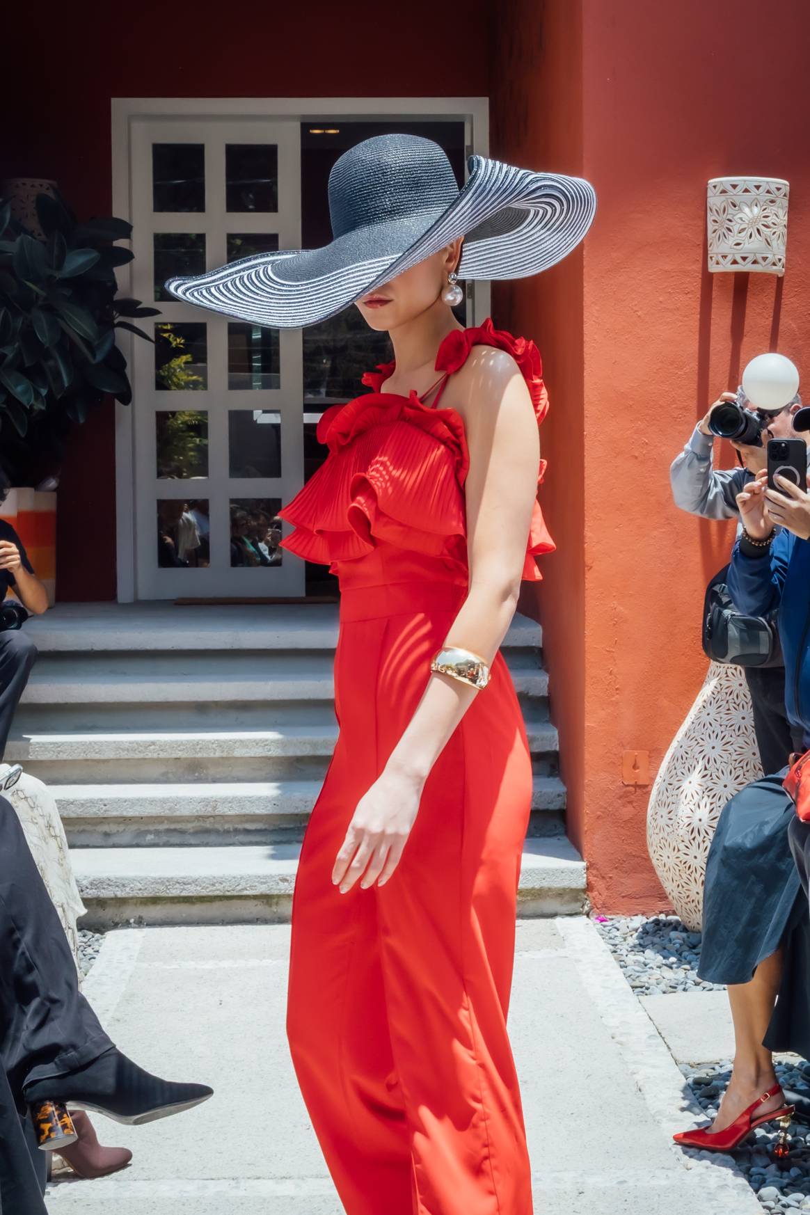 La textura reina tanto en la ropa como en los accesorios y las joyas.