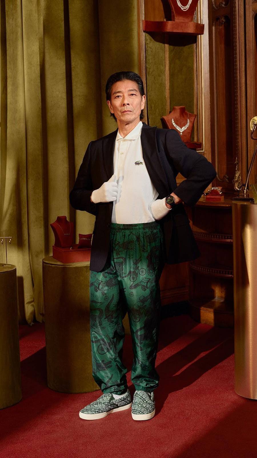 Outfit mit Toile-de-Jouy-Druck der Lacoste x Netflix Kollektion. Bild: Lacoste