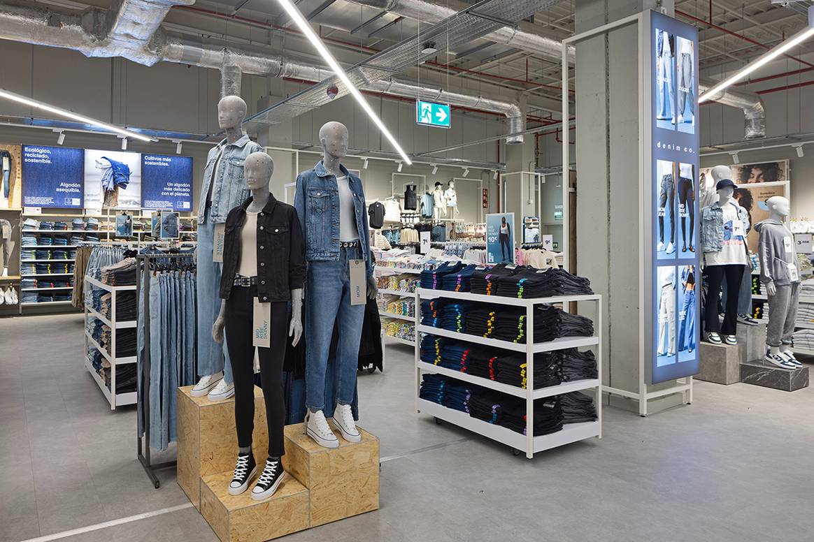 Tienda de Primark en el centro comercial H2O de Rivas-Vaciamadrid, Comunidad de Madrid (España).