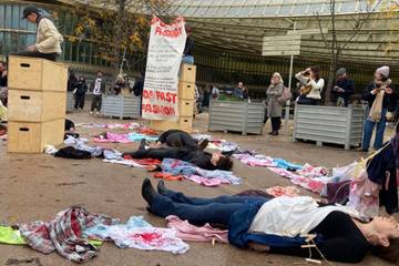 Des activistes organisent un happening pour dénoncer les travers de la fast fashion