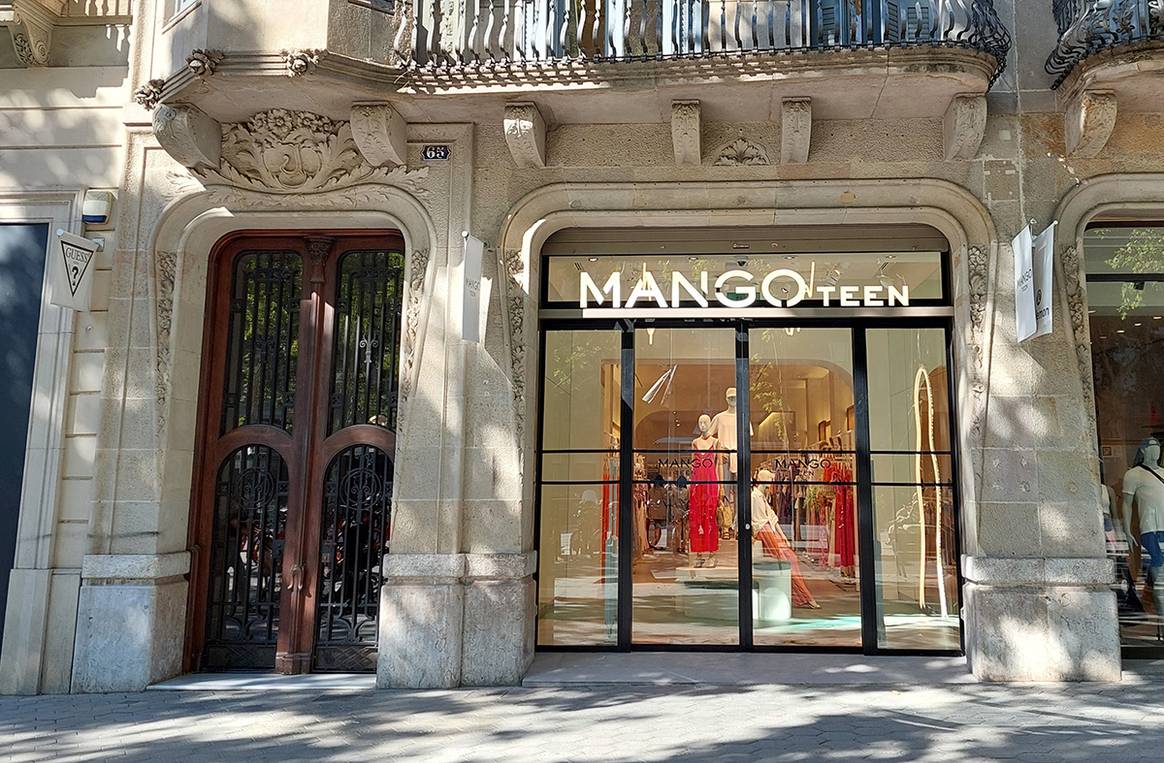 Tienda de Mango Teen en el número 65 de paseo de Gracia de Barcelona (España).