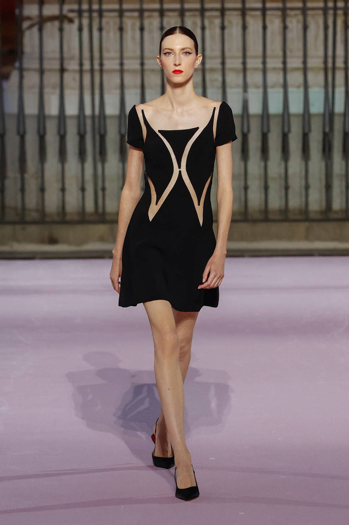 Diseño colaborativo de Carolina Herrera y Sybilla, durante la presentación en la Plaza Mayor de Madrid de la colección Primavera/Verano 2026 de Carolina Herrera.