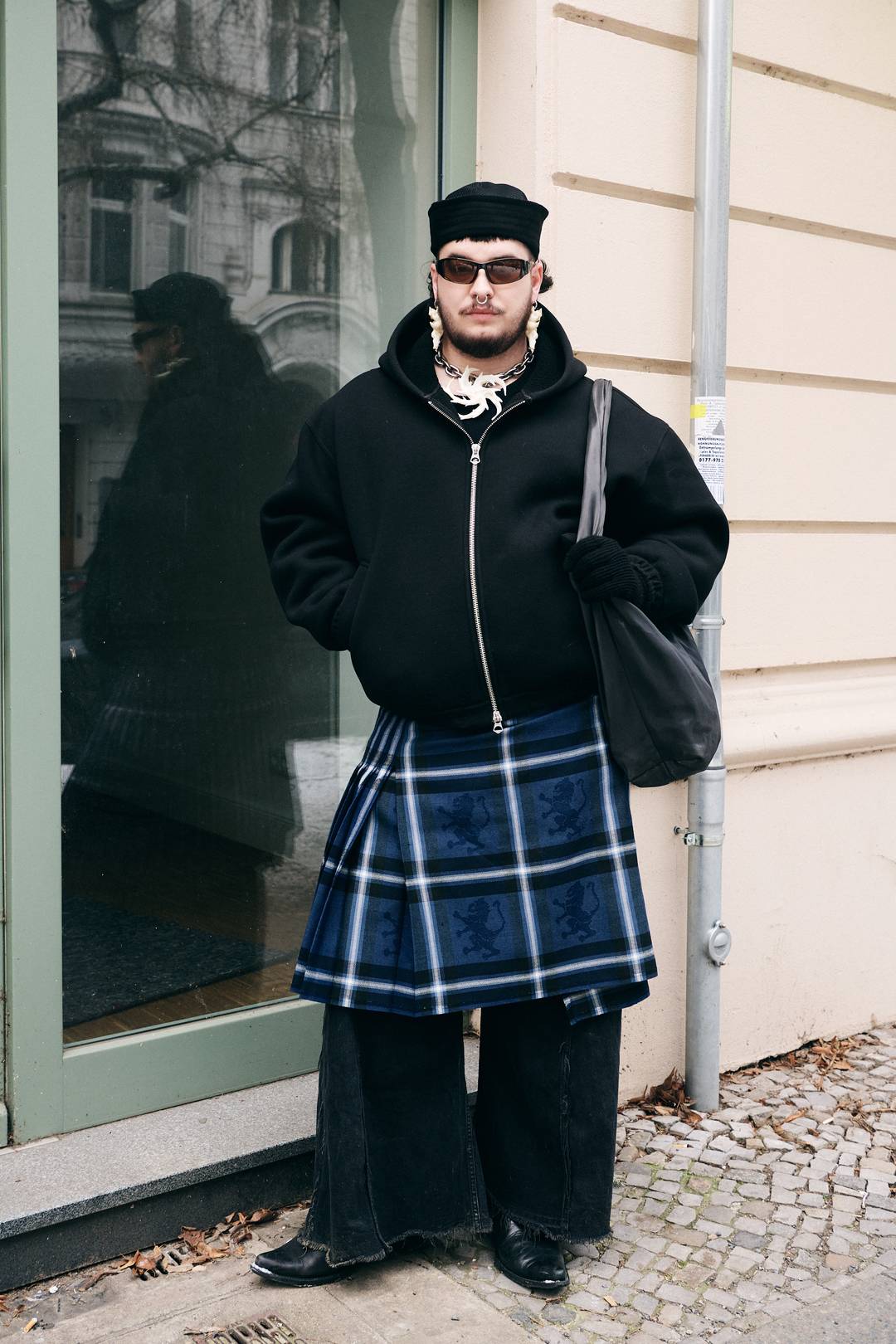 Un ospite alla sfilata AW26 di Andrej Gronau