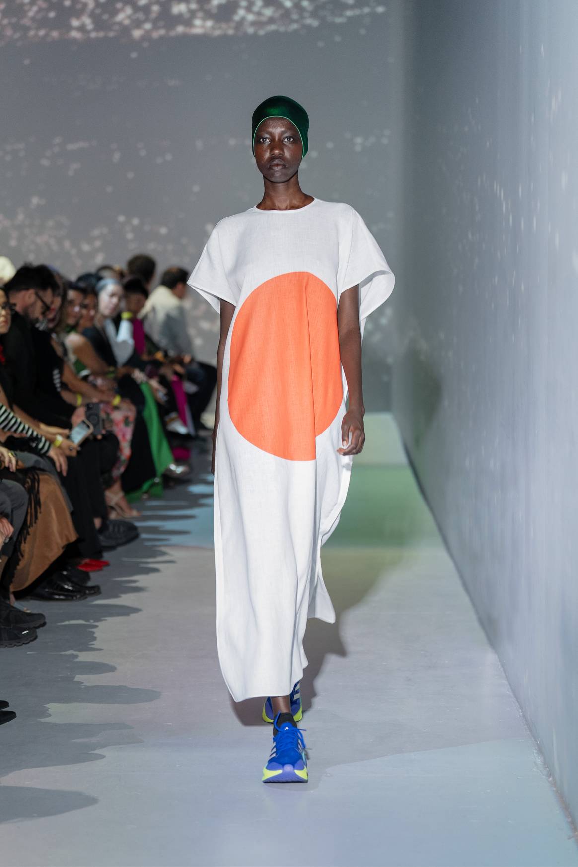Todos los looks se presentaron con calzado deportivo en distintos colores.