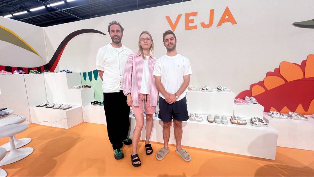 Van links naar rechts: Jérémy Merizen, Louise Catz en Félix Neannne, salesmanagers, op Playtime juni 2025