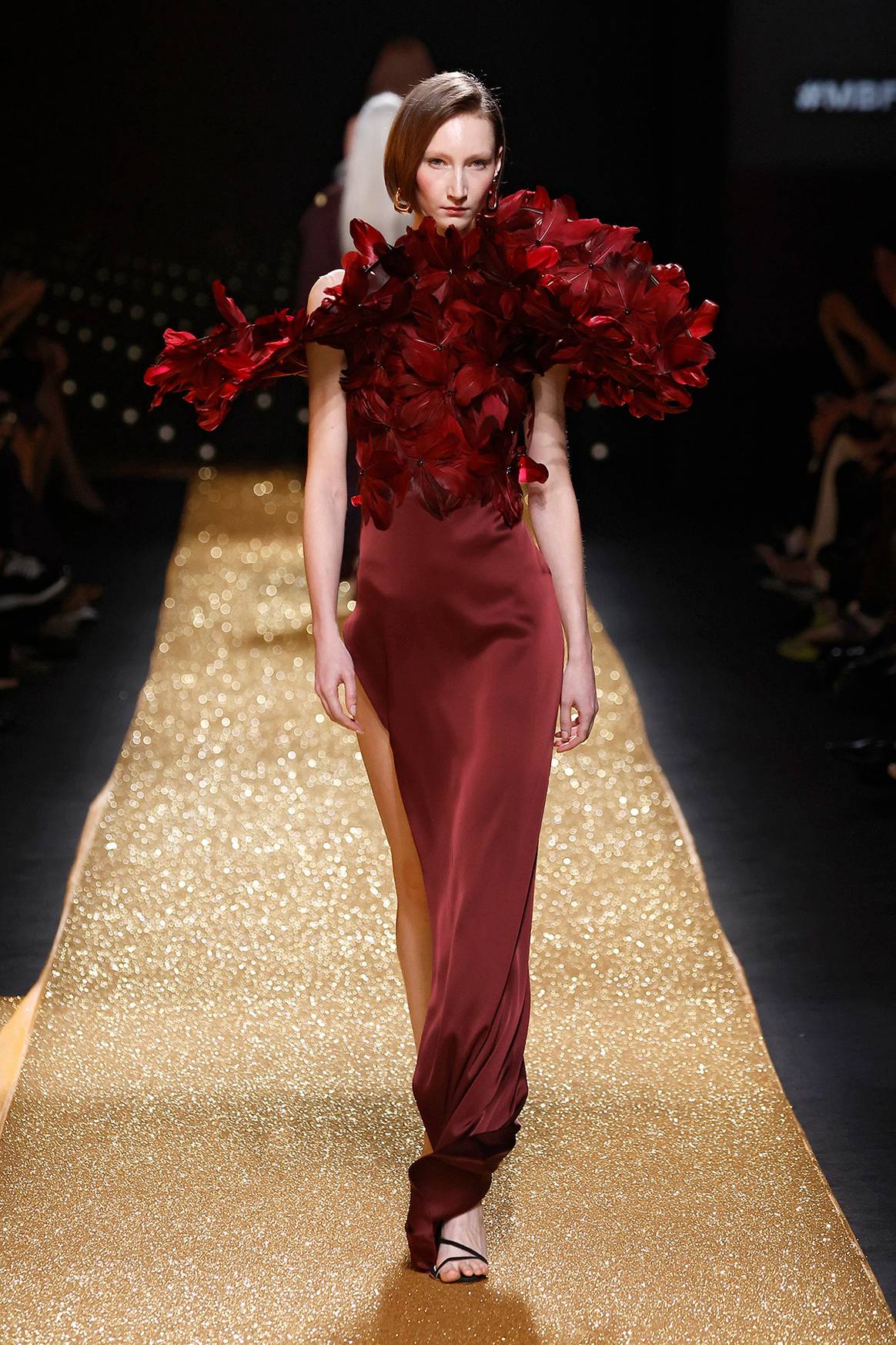Desfile de Isabel Sanchis durante la 81ª edición de MBFW Madrid de febrero de 2025.