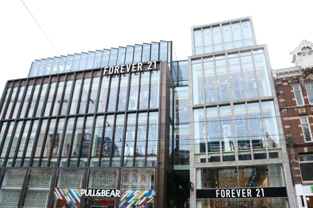 Fast fashion en Ámsterdam. Foto de Forever21 y Pull&Bear en el centro de la ciudad, del archivo de FashionUnited.