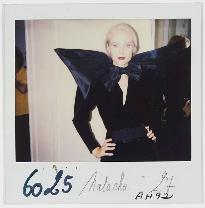 Yves Saint Laurent (1936-2008) Robe portée par Natacha.Collection
haute couture automne-hiver 1992.
Polaroïd du personnel de la maison.