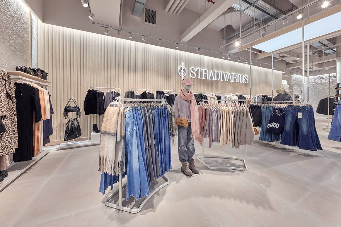 Tienda de Stradivarius en el centro comercial Alexa de Berlín (Alemania).