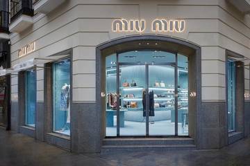 Prada, a contracorriente: eleva beneficios y acelera su crecimiento tras doblar ventas en Miu Miu