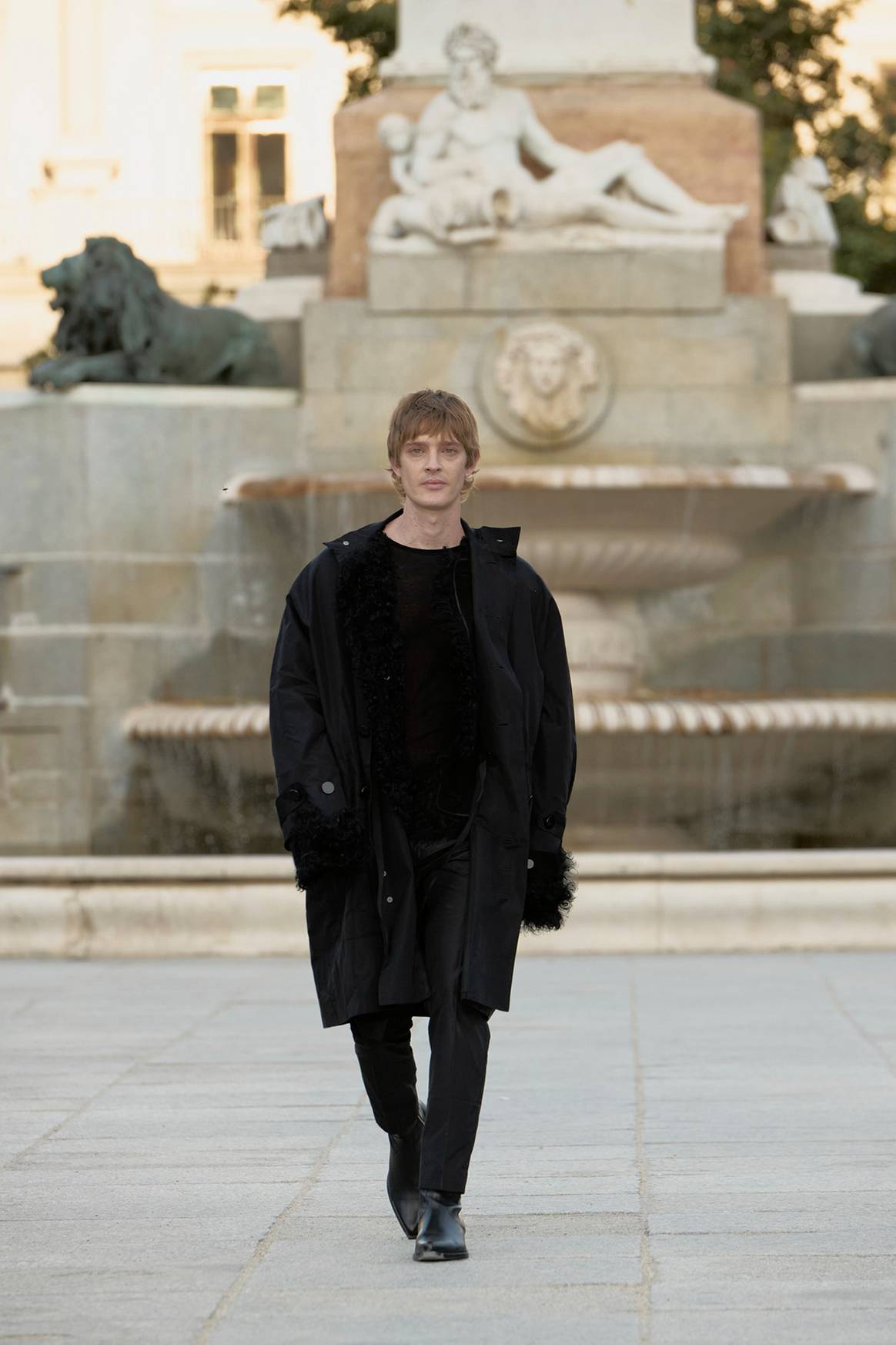 Diseño de We Are Spastor. Desfile inaugural de Madrid es Moda en la plaza de Oriente de Madrid, el sábado 13 de septiembre de 2025.