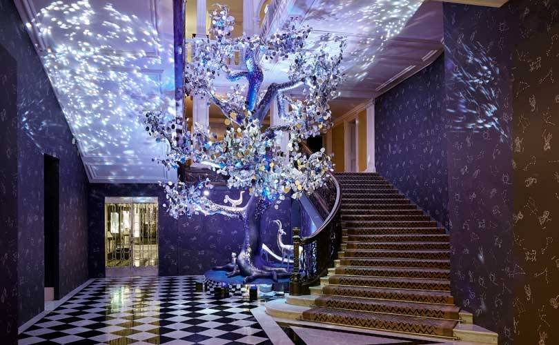 En images : Diane Von Furstenberg inaugure l’arbre de noël de Claridge