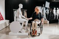 Primark präsentiert Schaufensterpuppe für Rollstuhlfahrer:innen
