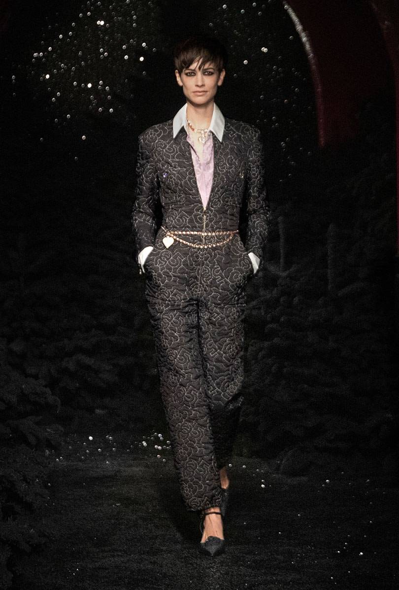 Chanel rinde homenaje a Stella Tennant con un desfile “chic” en el icónico Castel de París