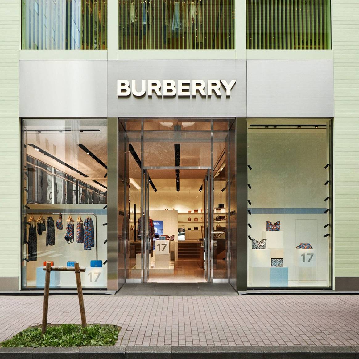 Burberry se muestra optimista tras reducir su caída del 45 al 20 por ciento en junio