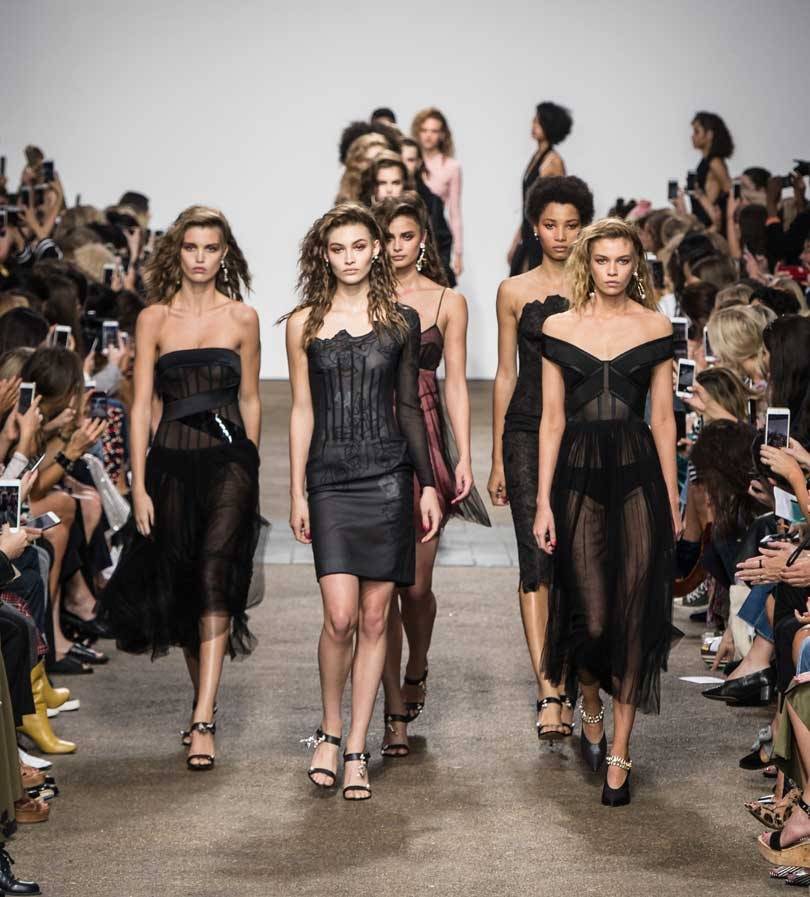 Tophop last pauze in van Londen Fashion Week
