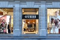 Guess Inc. boekt omzetgroei in Q3, verlaagt winstverwachting voor fiscaal jaar