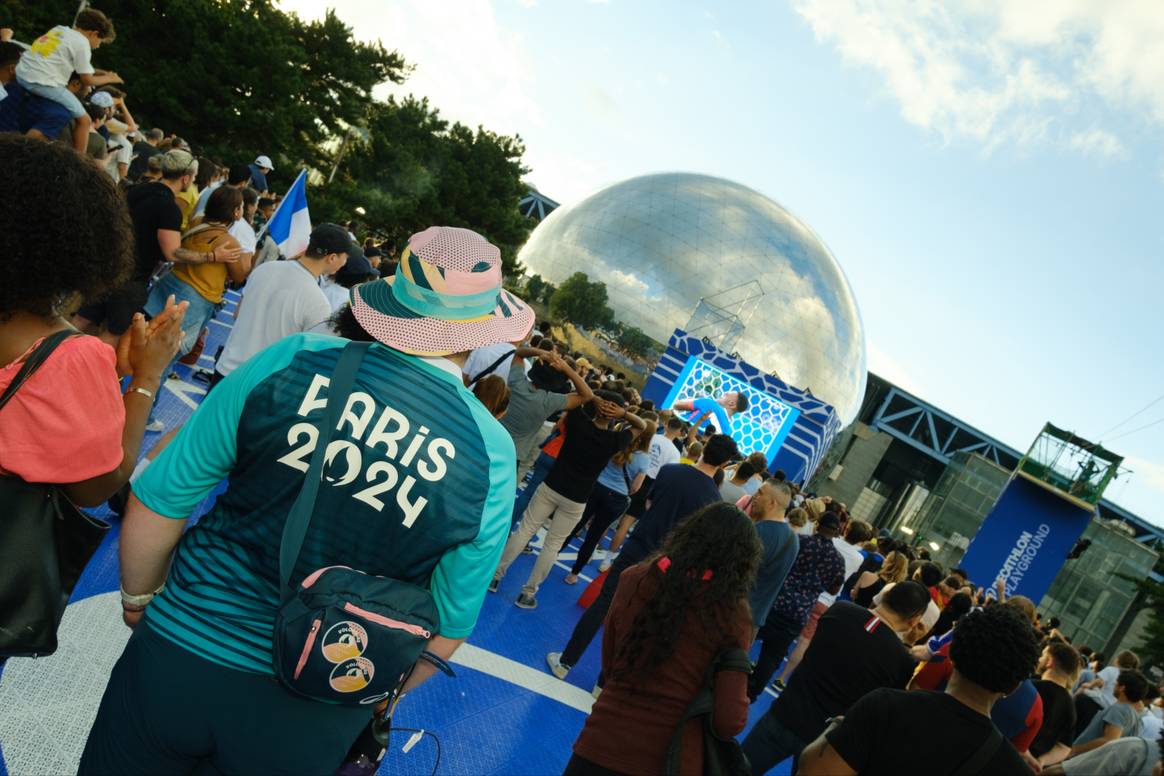 Decathlon Playground, à Paris. Au premier plan, la tenue d'un bénévole, signée Decathlon.