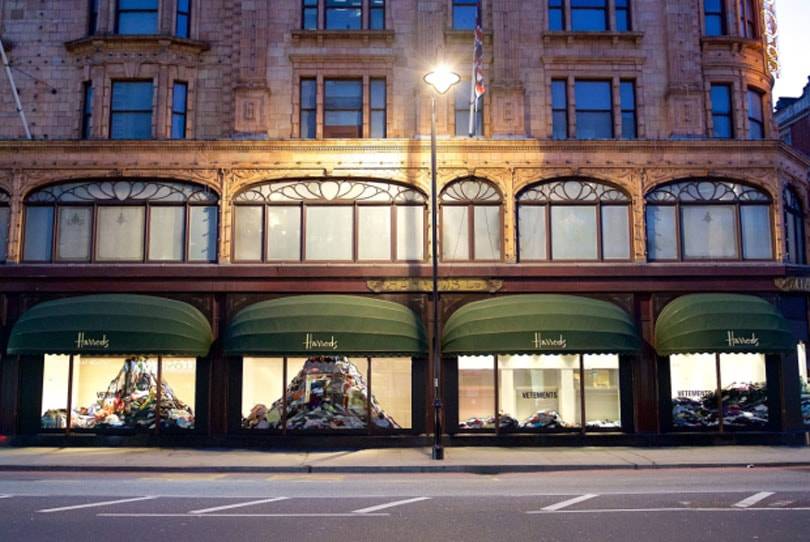 В витринах лондонского Harrods появились горы старой одежды
