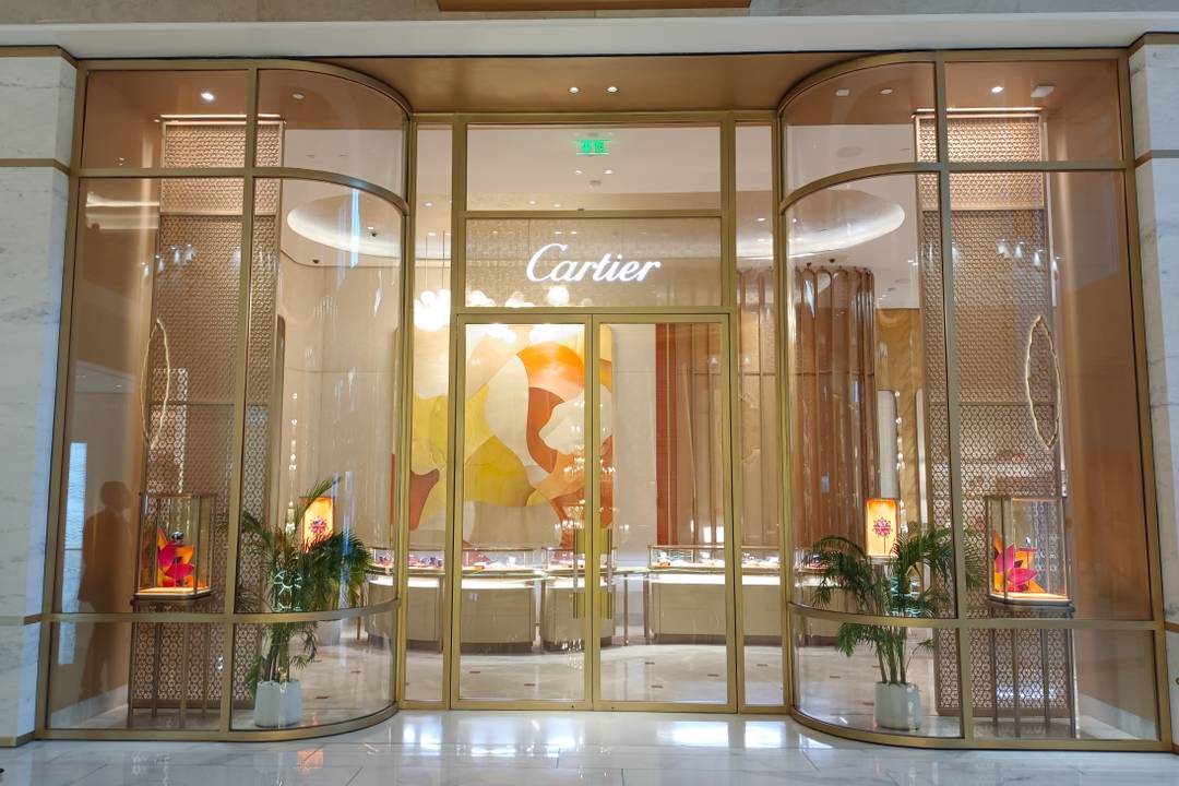 Cartier-Boutique im Jio World Centre Mall in Mumbai. Luxuskund:innen werden in den nächsten drei Jahren verstärkt auf Schmuck und Uhren setzen.