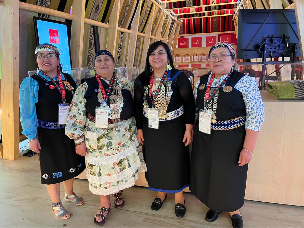 Cuatro tejedoras mapuche presentaron el