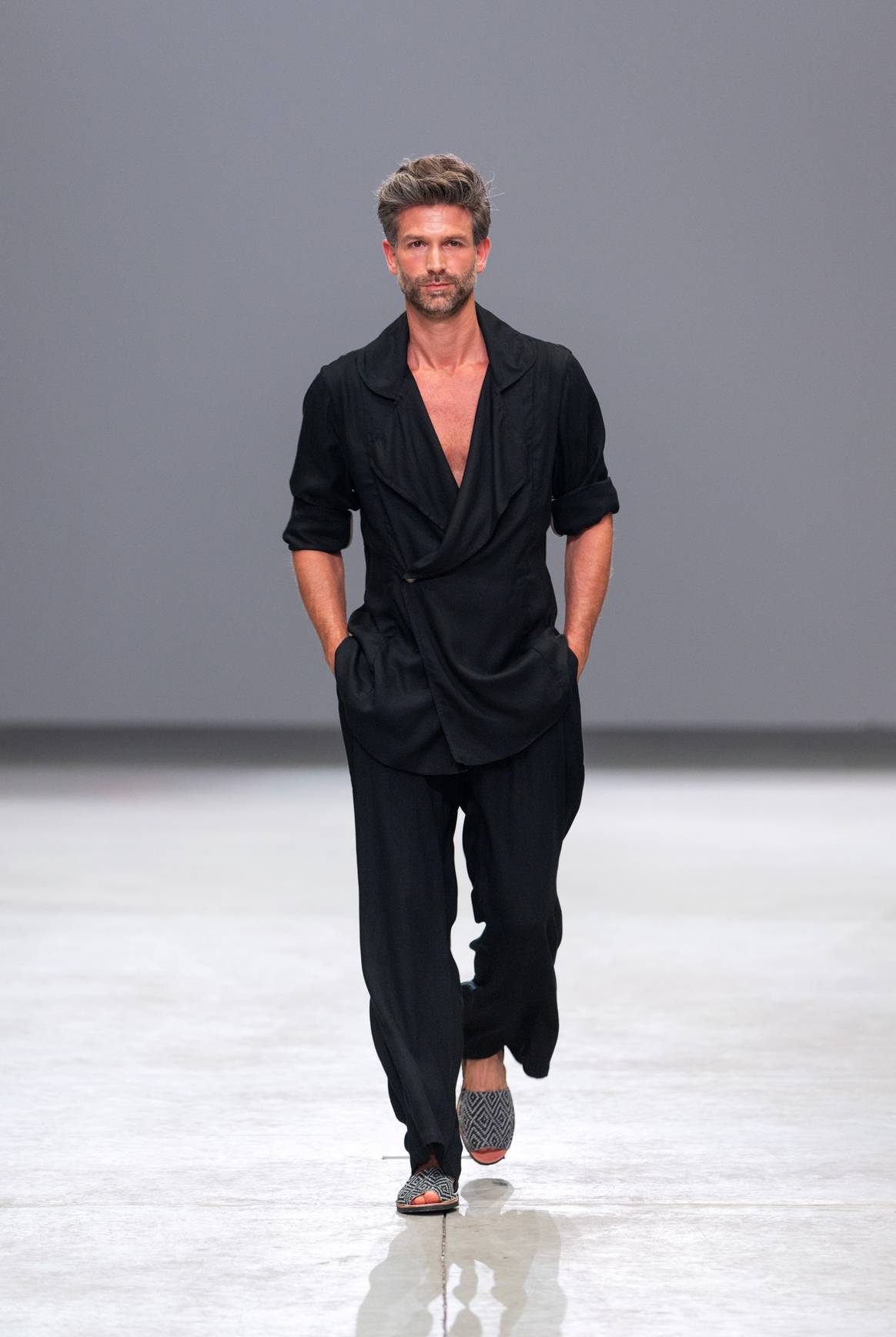 Algunos looks, como este, se presentaron como una opción genderless.